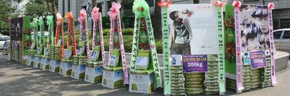 韓国男性アイドルグループSS501のキム・ギジュンの韓国内外のファンたちが、3日にソウル延世大学大講堂で開かれた彼のファンミーティングに大規模にドリーミー米花輪を送って応援した。写真=ドリーミー