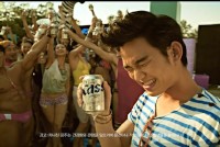 “80億ウォンのCFキング”俳優キム・スヒョンが、美女たちと一緒に夏休みを楽しむ姿が公開され、ファンの熱い注目を集めている。