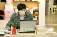 9日に放送された韓国SBS『紳士の品格』の中で、チャン・ドンゴン（キム・ドジン役）がキム・ハヌル（ソ・イス役）のパソコンにコーヒーをこぼすというエピソードが展開された。写真＝ファ＆ダムピクチャーズ
