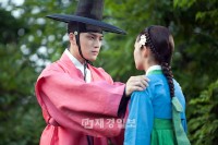 韓国MBC週末特別企画『Dr.JIN』に登場する強靭で華やかな武官キム・ギョンタクが、長い間想いを寄せいていたヨンレに求婚し、2人のロマンスは新たな局面を迎える。