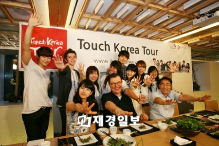 韓国広報大使の2PMとMiss Aが、外国人ファン5人とチームを結成し、19日に行われた料理対決に参加した。