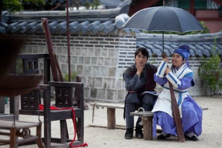 MBC週末ドラマ『Dr.JIN』に出演中のソン・スンホンとチョン・ウンピョの親しげな姿が注目を集めている。写真＝イギムプロダクション