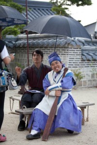 MBC週末ドラマ『Dr.JIN』に出演中のソン・スンホンとチョン・ウンピョの親しげな姿が注目を集めている。写真＝イギムプロダクション