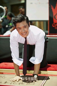 23日（現地時間）、イ・ビョンホンはアジアの俳優として初めてハリウッドのチャイニーズ・シアターの前庭に横たわる、ブロックタイルに殿堂入りした。