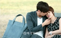 韓国MBC水木ドラマ『I DO I DO』(脚本チョ・ジョンファ、演出カン・デソン)のキム・ソナ＆イ・ジャンウが午後の公園デートを披露する。写真=キム·ジョンハクプロダクション