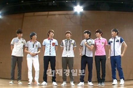 Mnet『ワイド芸能ニュースINFINITE序列王』の収録で、INFINITEが制服を着てクイズ対決を繰り広げた。