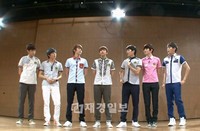 Mnet『ワイド芸能ニュースINFINITE序列王』の収録で、INFINITEが制服を着てクイズ対決を繰り広げた。
