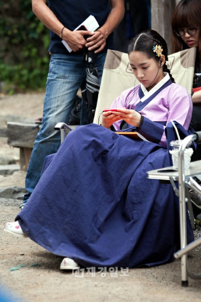 MBC週末ドラマ『Dr.JIN』で一人二役を熱演中のパク・ミニョンの撮影現場での姿が公開された。