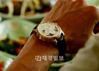 ドラマ『紳士の品格』でゴージャスなライフスタイルの典型を演じているチャン・ドンゴンの高級時計が話題になっている。