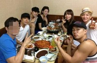 SUPER JUNIOR（スーパージュニア）のメンバー、イトゥクが30回目の誕生日に驚きの人脈が分かる写真を公開した。写真＝SUPER JUNIOR イトゥクのツイッター
