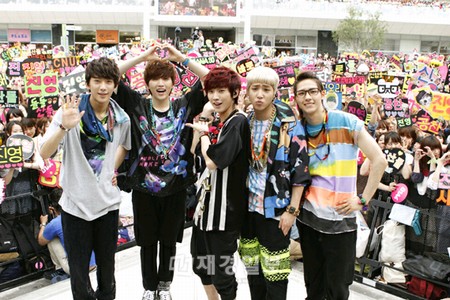 B1A4、日本デビューイベントにファン5万人が集まる