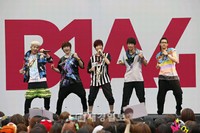 6月30日に東京ビッグサイトで、7月1日にラゾーナ川崎プラザで開催された韓国男性グループB1A4の日本デビューイベントに、合わせて5万人のファンが集まった。