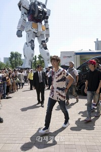4日、日本で2ndシングルアルバム「HEAT」をリリースした韓国歌手のキム・ヒョンジュン（SS501のリーダー）は、同日の午後1時頃、東京お台場の潮風公園でゲリラコンサートを開催した。写真＝キーイースト