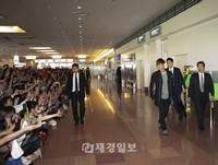 韓国歌手のキム・ヒョンジュン（SS501のリーダー）が、日本2ndシングルアルバム発売記念握手会に約5,000人のファンを動員し、スーパー韓流スターの貫録を見せつけた。写真＝キーイースト