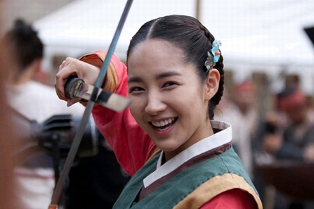 韓国MBC週末ドラマ『Dr.JIN』でヨンレ役を演じるパク・ミニョンが両手に剣を持ち、キュートな笑顔を浮かべて武術を披露している。写真=イギムプロダクション