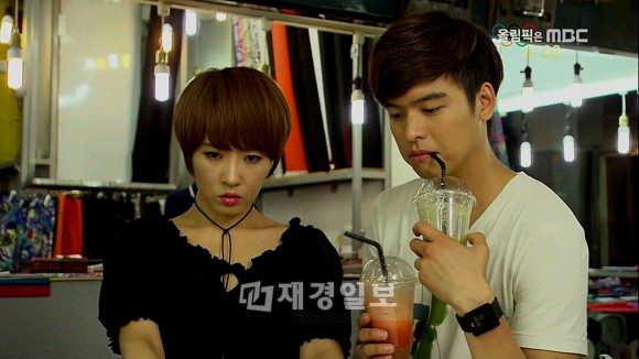 キム・ソナが、韓国MBCドラマ『I DO I DO』で鎖骨を露出したセクシーなブラウスを着て登場、ネットユーザーから熱い反応が続いている。写真=「DO I DO」キャプチャー