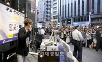 5日午後、キム・ヒョンジュンは渋谷のTUTAYA、タワーレコード、銀座の山野など、日本の有名CD売場をサプライズ訪問し、ファンとのゲリラ対面を果たした。