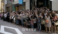 5日午後、キム・ヒョンジュンは渋谷のTUTAYA、タワーレコード、銀座の山野など、日本の有名CD売場をサプライズ訪問し、ファンとのゲリラ対面を果たした。