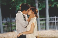 ドラマ『ビッグ』の製作会社は今回コン・ユ＆イ・ミンジョンの“指組みキス”のスチール写真を公開、“二つのキス”、“吸入キス”に続き再び視聴者の視線を虜にした。