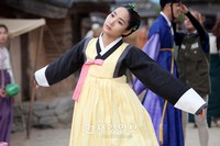 韓国MBC 週末ドラマ『Dr.JIN』で、ヨンレ役を熱演中のパク・ミニョンの撮影現場写真が公開され目を引いている。写真=イギムプロダクション