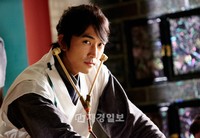 韓国MBC週末ドラマ『Dr.JIN』で、150年前にタイムスリップした心温かい外科医ジン・ヒョク役を熱演中のソン・スンホンが、魅力的なスマイルを見せ話題だ。写真=イギムプロダクション