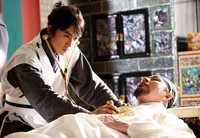 韓国MBC週末ドラマ『Dr.JIN』で、150年前にタイムスリップした心温かい外科医ジン・ヒョク役を熱演中のソン・スンホンが、魅力的なスマイルを見せ話題だ。写真=イギムプロダクション
