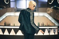 2PMのチャン・ウヨンが12日、Mnetエムカウントダウンで初めてソロ歌手としてのデビューステージを披露した。
