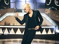 2PMのチャン・ウヨンが12日、Mnetエムカウントダウンで初めてソロ歌手としてのデビューステージを披露した。

