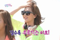 セクシー担当SISTAR（シスター）のヒョリンと、キュートな魅力が人気のKARA（カラ）のカン・ジヨンが、同じピンクのヘッドホンを着用し話題だ。写真 = KBS2 "青春不敗2"の放送キャプチャー
