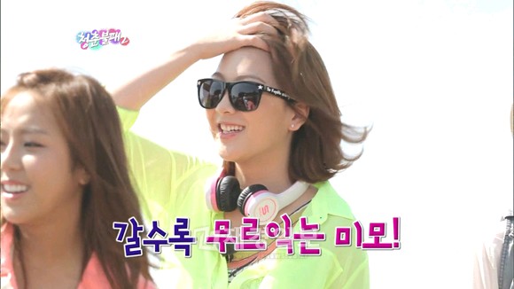 セクシー担当SISTAR（シスター）のヒョリンと、キュートな魅力が人気のKARA（カラ）のカン・ジヨンが、同じピンクのヘッドホンを着用し話題だ。写真 = KBS2 "青春不敗2"の放送キャプチャー