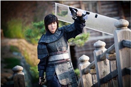 新SBSドラマ『神医』（脚本：ソン・ジナ、演出キム・ジョンハク）のイ・ミンホが高麗時代の武士服姿に警察の盾を持ち、目を引いている。