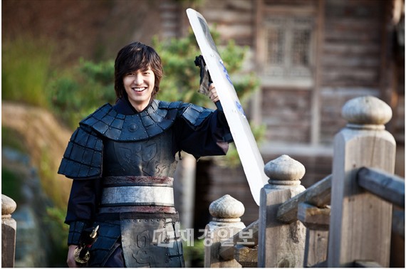 新SBSドラマ『神医』（脚本：ソン・ジナ、演出キム・ジョンハク）のイ・ミンホが高麗時代の武士服姿に警察の盾を持ち、目を引いている。