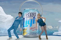 国内を代表する低カロリービール「Cass Light」が、南極の氷河の上でイ・ドンウクと2NE1のCLがダンスバトルを繰り広げるという新しい広告を公開した。