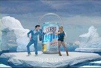 国内を代表する低カロリービール「Cass Light」が、南極の氷河の上でイ・ドンウクと2NE1のCLがダンスバトルを繰り広げるという新しい広告を公開した。