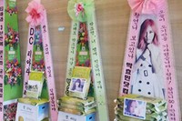 女性アイドルグループT-ARA（ティアラ）のファンが、公式ファンクラブ「クイーンズ」の創立式に大量の米花輪を送ってT-ARAを応援した。
