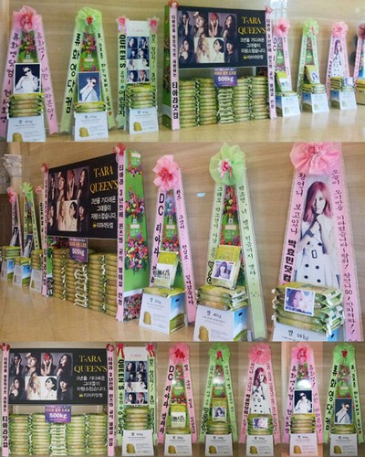女性アイドルグループT-ARA（ティアラ）のファンが、公式ファンクラブ「クイーンズ」の創立式に大量の米花輪を送ってT-ARAを応援した。
