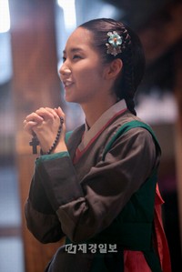 韓国MBC週末特別企画『Dr. JIN』に出演のパク・ミニョンが、ひたむきに可愛らしい姿でカトリック教会で一人で祈っている姿が公開された。写真＝イギムプロダクション