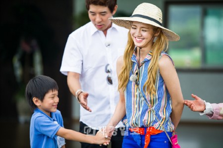 少女時代ヒョヨン、小学生との書きとり対決で負け、赤っ恥！？