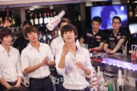CNBLUEのカン・ミンヒョクが、リアリティー番組『it City-CNBLUEの LOVE ON PARTY』でバーテンダーに変身し、カクテル作りの実力を披露した。