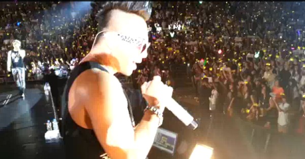 BIGBANGがワールドツアー「Alive GALAXY Tour 2012」の中国公演で、アンコール曲を披露する映像が公開されている。