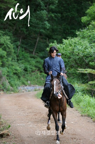 SBS新月火ドラマ『神医』で高麗一の武士チェ・ヨンを演じるイ・ミンホは、最近、忠清北道の丹陽で行われた撮影でプロ級の乗馬の腕前を披露し、製作スタッフたちを驚かせた。