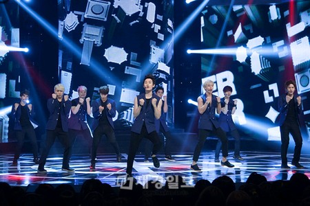 韓国音楽チャンネルMnetの『エムカウントダウン』が300回を迎え、スペシャルステージを放送した。