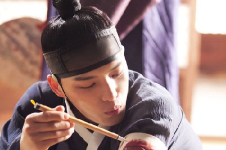 MBC週末ドラマ『Dr.JIN』で悲劇の従事官キム・ギョンタク役を熱演中のJYJキム・ジェジュンが、かわいい末っ子の姿を見せ注目を集めている。写真＝イギムプロダクション