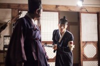 MBC週末ドラマ『Dr.JIN』で悲劇の従事官キム・ギョンタク役を熱演中のJYJキム・ジェジュンが、かわいい末っ子の姿を見せ注目を集めている。写真＝イギムプロダクション