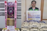 U-KISSが、東京コンサート応援米花輪を、日本の地震被災地域の住民に寄付した。写真＝ドリーミー