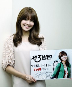 tvN 新水木ドラマ『第3病院』を通じてドラマ初主演に挑戦する少女時代のチェ・スヨンが、『第3病院』の広報大使となり、時と場所を選ばず宣伝をして話題になっている。