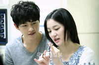 今年下半期、正統派ロマンスの真髄を見せてくれる韓国KBS新水木ドラマ『世界のどこにもいない優しい男』の主演を務めるソン・ジュンギと、劇中彼の妹として出演するイ・ユビのそっくりな笑顔が映った写真が公開され、早くも熱い反応を得ている。