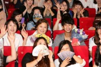 韓国で歴代最高観客記録に挑戦中の映画『泥棒たち』に主演のキム・ヘスク、キム・スヒョンが、観客1千万人突破の公約実践のスペシャルイベントを開催。観客たちの熱狂的な歓声に包まれる中、公約を果たし、イベントは大盛況に終わった。