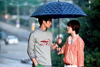 22日に放送される韓国SBSドラマ『花ざかりの君たちへ』第3話では二人の距離が一層近づいた姿が描かれ、爽やかなハイスクールラブが加速化するものと見られる。