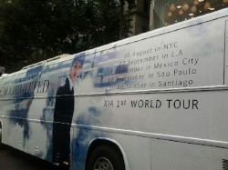 JYJのキム・ジュンス初の英語シングル「UNCOMMITTED」の発売とワールドツアーの開始を知らせるラッピングバスが韓国ソウルで運行されている。写真はC-JeSエンターテインメントが公開したラッピングバスの外観。